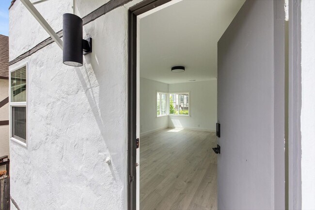 Foto del edificio - Newly Renovated Top Floor 1-Bedroom in Downtown North (Palo Alto)