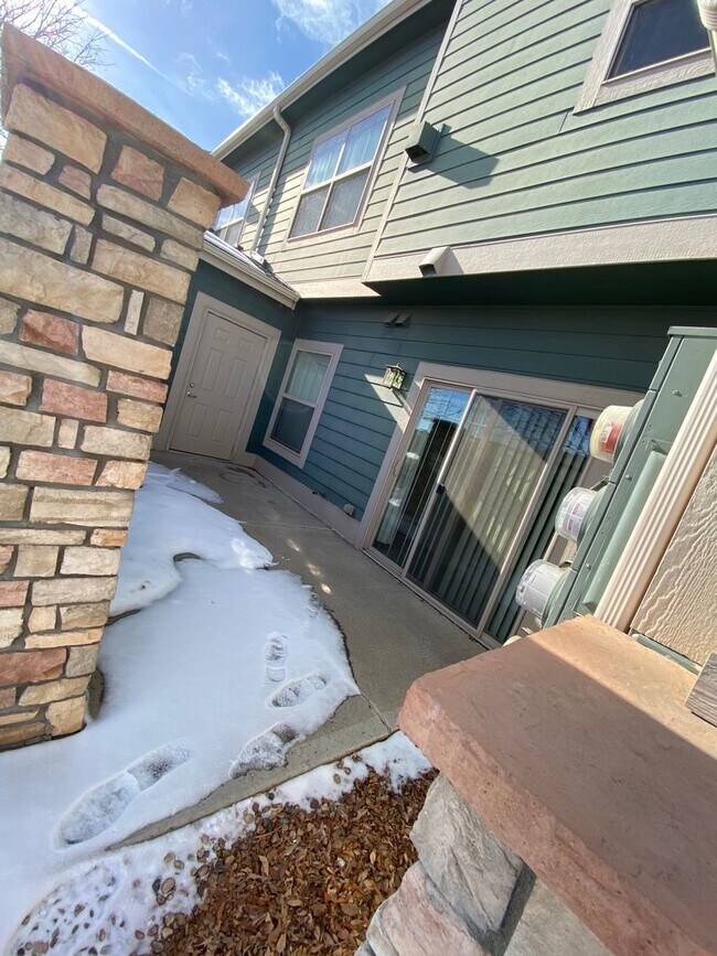 Building Photo - Beautiful 2 bedroom Condo Avail NOW