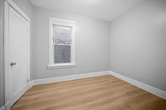 Building Photo - 4356 S Wells St