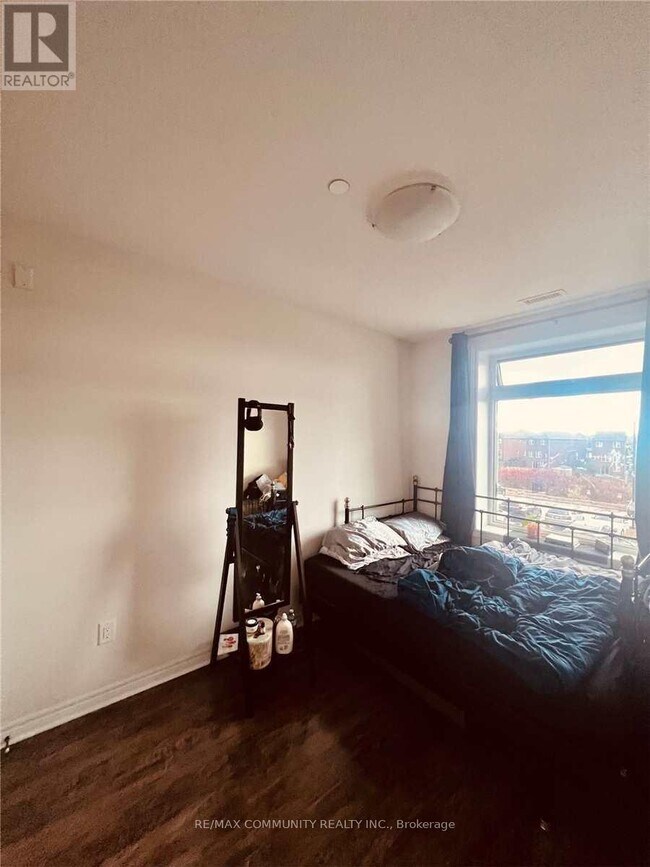 Photo du bâtiment - 7325 Markham Rd