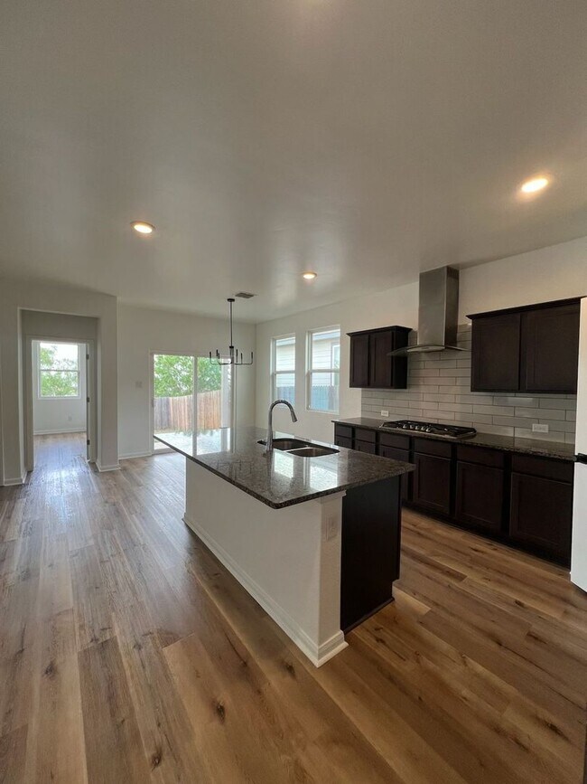 Foto del edificio - BEAUTIFUL HOME IN SAINT HEDWING. MOVE IN READY!.
