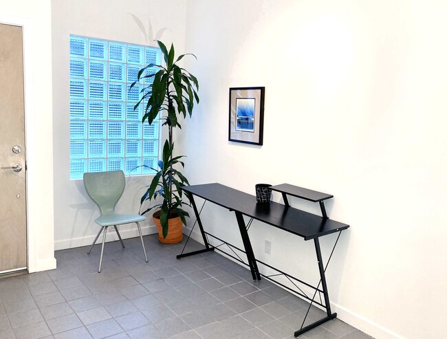 Entry Room Office - 8616 Wonderland Ave