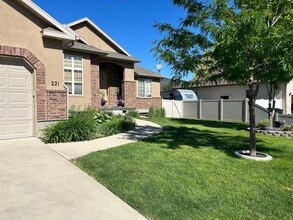 Building Photo - 221 780 E