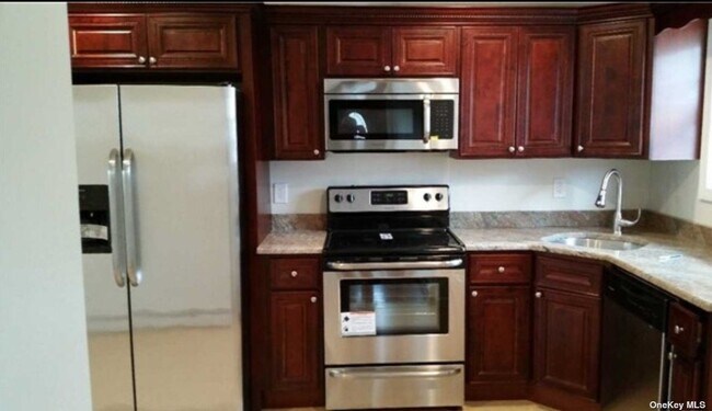Foto del edificio - 66 Cedarhurst Ave