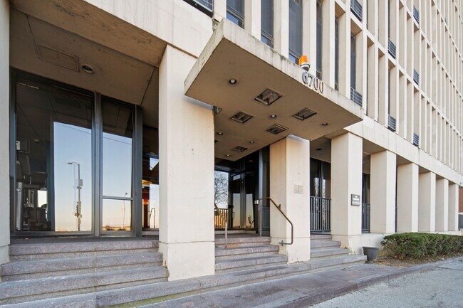 Foto del edificio - 6700 S South Shore Dr