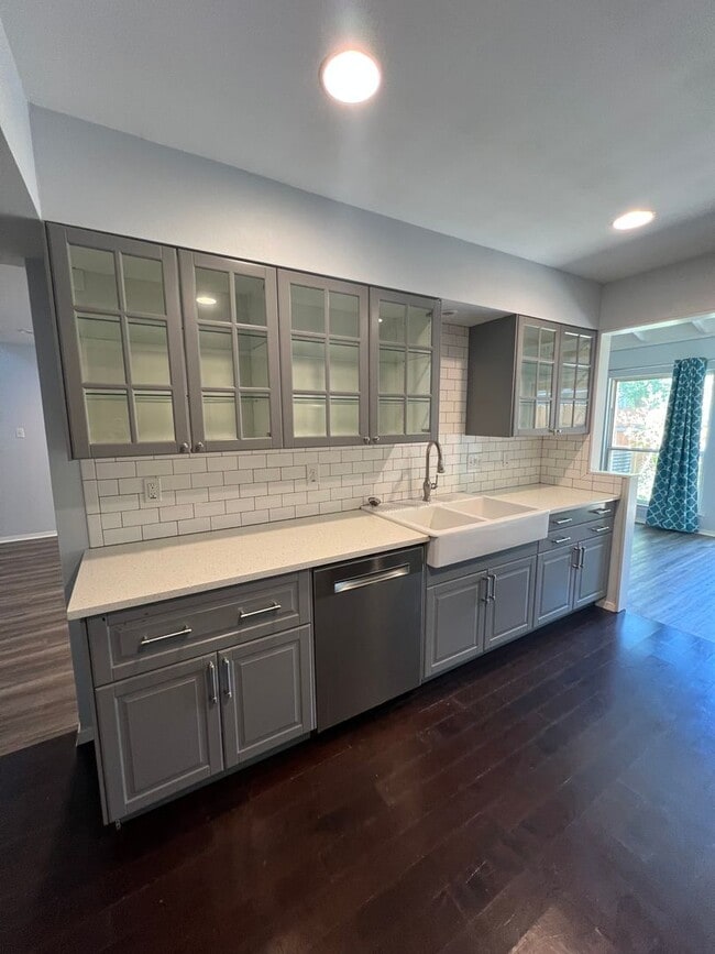 Building Photo - 3 Bedroom Condo Available Now