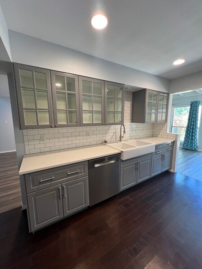 Foto del edificio - 3 Bedroom Condo Available Now