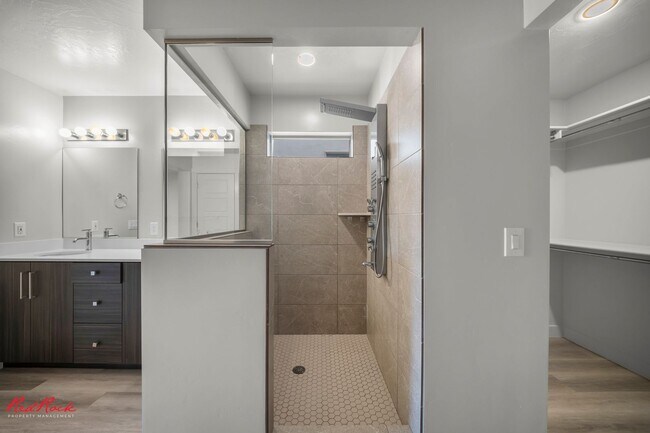 Foto del edificio - Move in Special! $300 of full first month's rent! Dog-Friendly 4 Bedroom Townhome in Desert Hollo...
