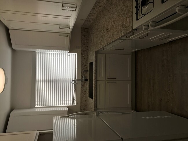 Kitchen - 304 S Doheny Dr