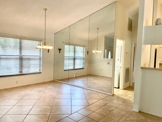 Foto del edificio - 3/2 ANNUAL - POOL HOUSE/W/ HUGE BONUS ROOM...
