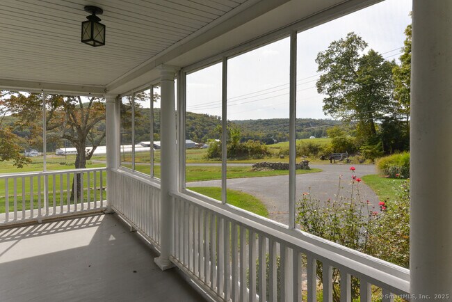 Foto del edificio - 124 Purchase Brook Rd