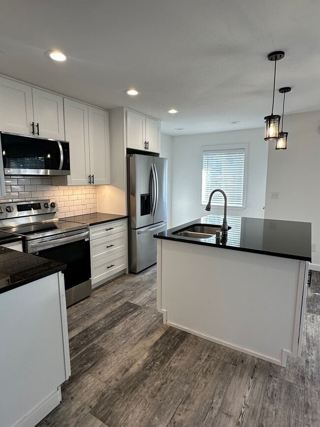 Building Photo - Recently Remodeled, Large 1 bedroom Duplex