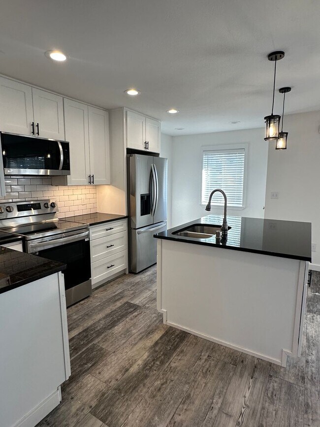 Foto del edificio - Recently Remodeled, Large 1 bedroom Duplex