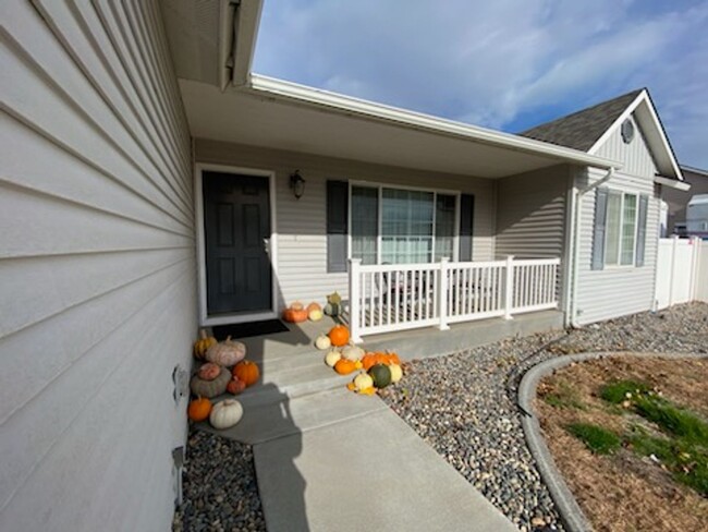 Foto del edificio - West Pasco Rambler with and Two Car Garage...