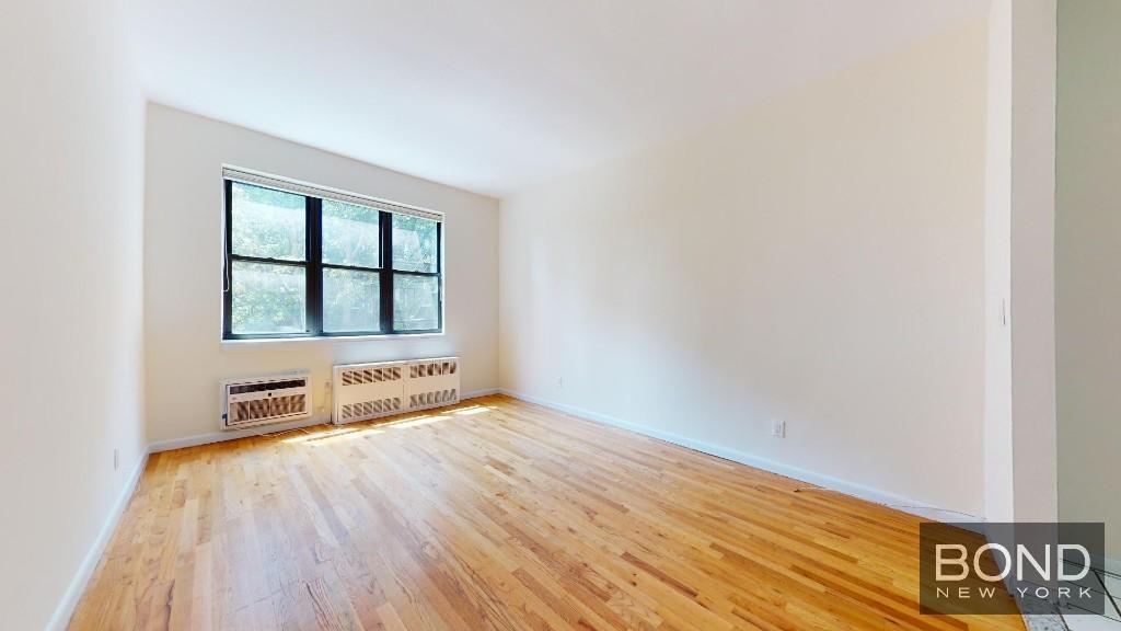 Foto principal - 225 E 10th St
