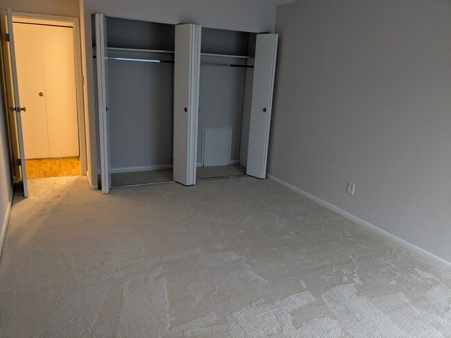 Interior de armarios de dormitorio - 6001 Arlington Blvd