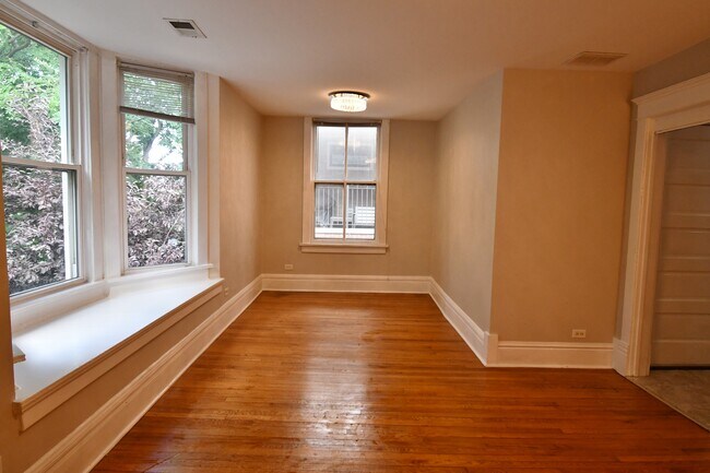 Foto del edificio - 1835 W Addison St