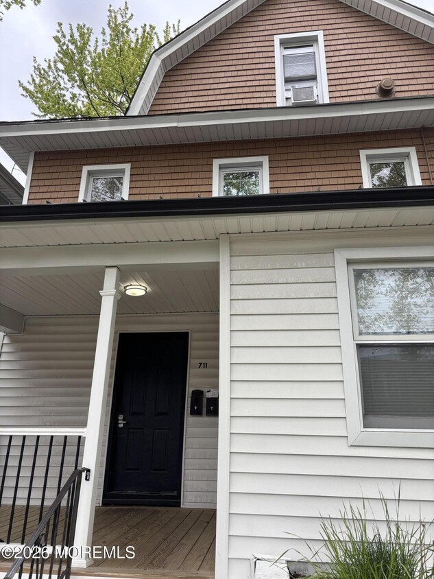 Building Photo - 711 3rd Ave