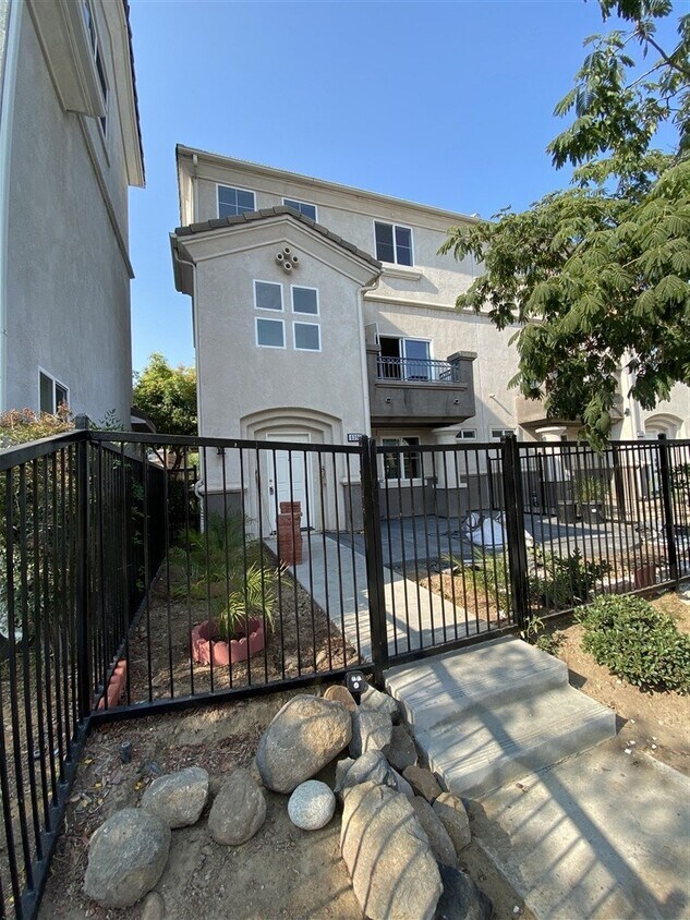 Primary Photo - 6390 Akins Ave