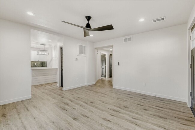 Building Photo - 946 Pratt St