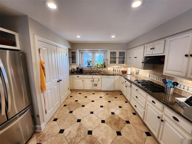 Building Photo - 9309 Knoll Crest Loop