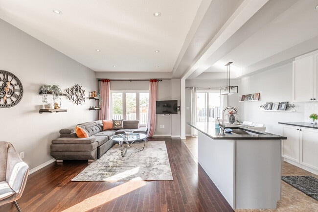 Photo du bâtiment - 51 Palacebeach Trail