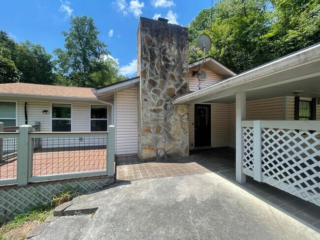 Building Photo - Walking Distance to the Parkway!