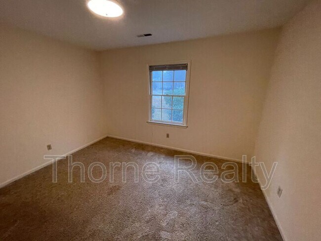 Building Photo - 136 Pheasant Court
