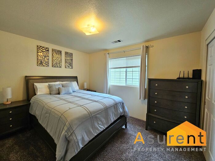 Foto principal - Charming Fully Furnished Home located in the vibrant city of Medford! MOVE-IN SPECIAL: $500 Off F...