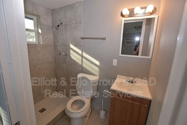 Building Photo - 1321 Mann Rd