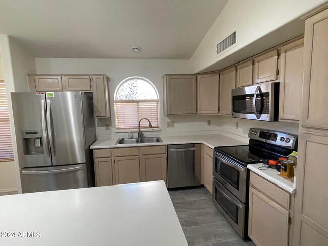 Building Photo - 4528 E Thistle Landing Dr