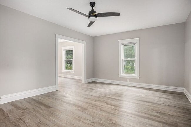 Building Photo - Fully Renovated 3 bed 2 bath home - Ask about our security deposit alternative!