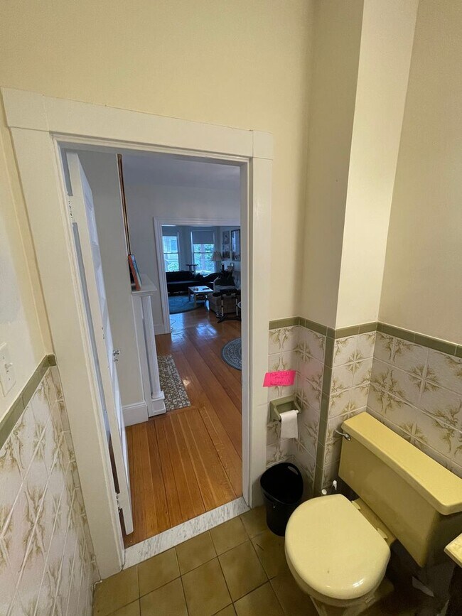 Building Photo - Spacious 6-Bed Victorian w/ Central Air, D...