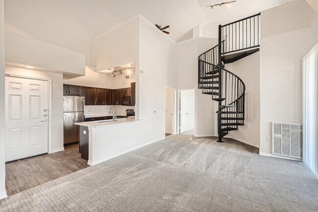Una cocina con escalera de caracol en Fox Run Lofts - Fox Run Lofts
