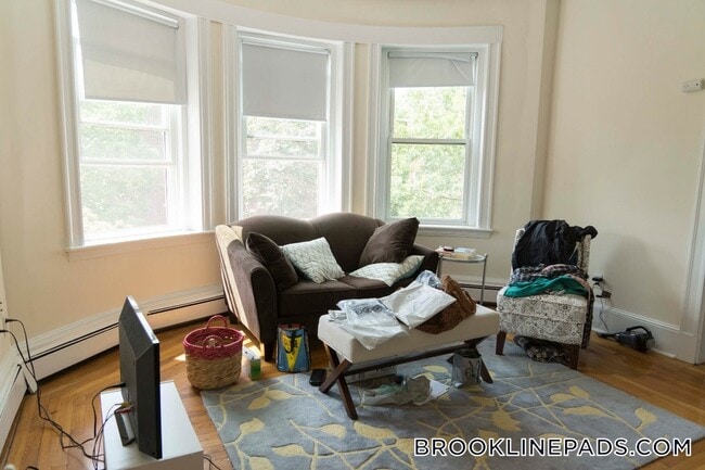 Building Photo - 19 Fairbanks St