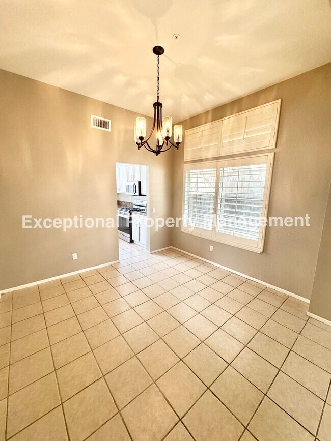 Foto del edificio - Great 4 bed 3 bath home in Fontana