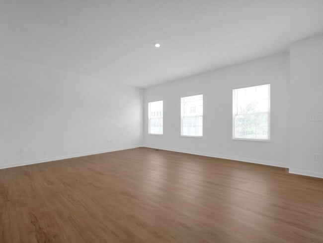 Building Photo - Modern 3 Bed, 2.5 Bath Condo – Spacious, S...