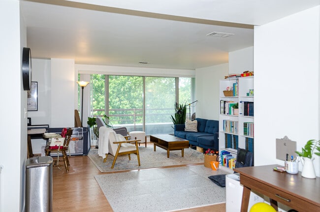 Building Photo - 173 Oak St