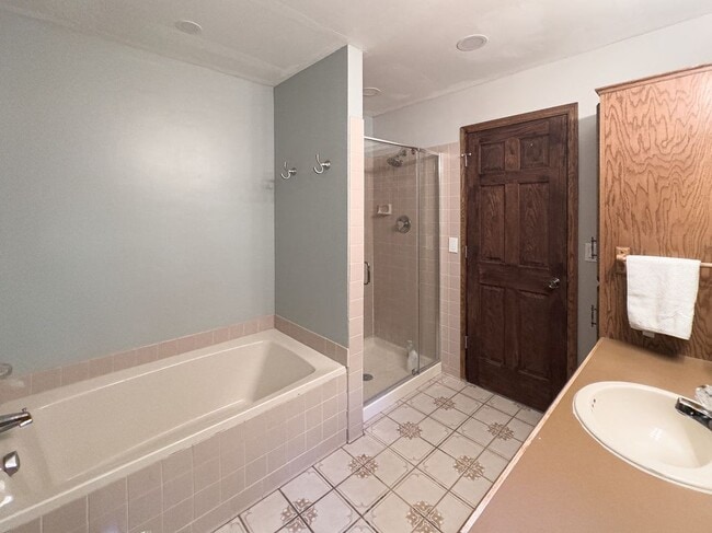 Building Photo - 824 Springhill Dr