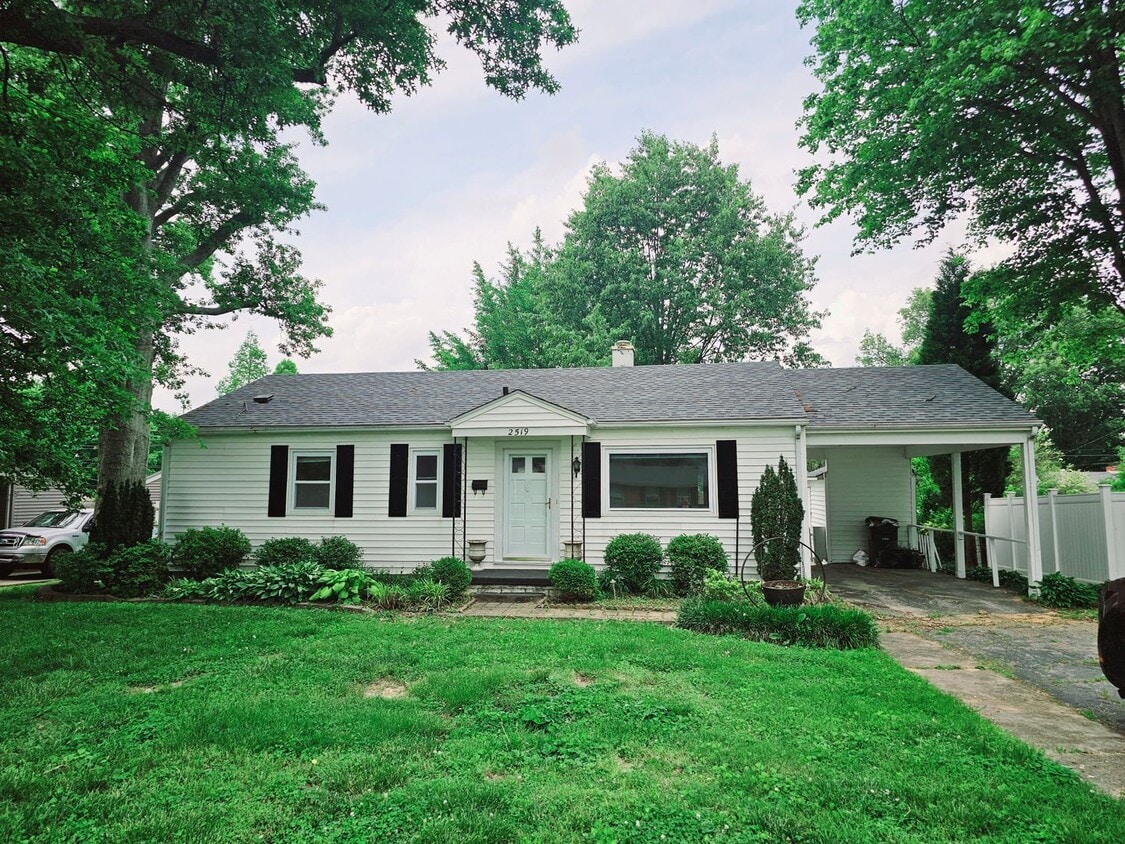 2 Bedroom 1 bath home with closed in sunpo... House Rental in