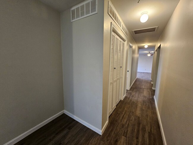 Foto del edificio - 8227 Ferguson Rd