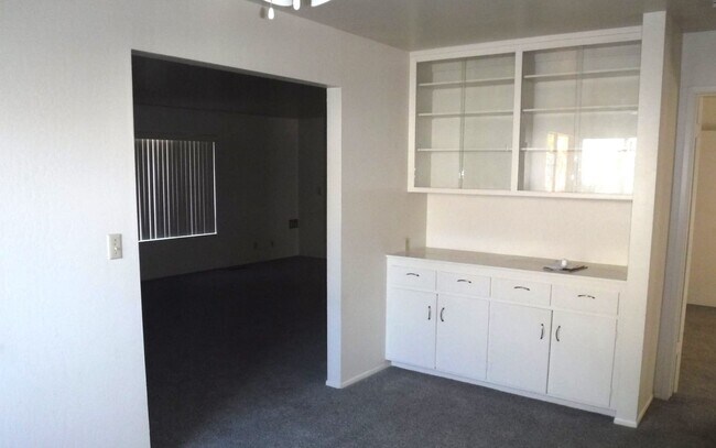 Foto del edificio - 2465/2475 Pillsbury Road (Duplex)