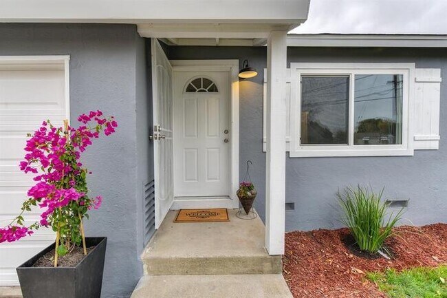 Foto del edificio - BEAUTIFUL DUPLEX AT NORTH HIGHLANDS!