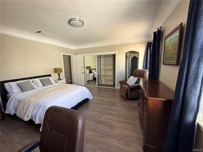 Building Photo - 113 N Doheny Dr