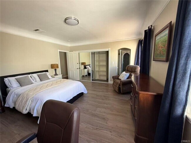 Foto del edificio - 113 N Doheny Dr