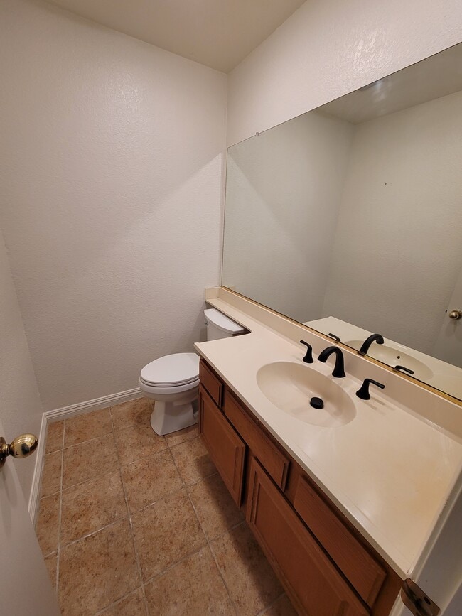 baño de la planta baja - 35 La Costa Ct