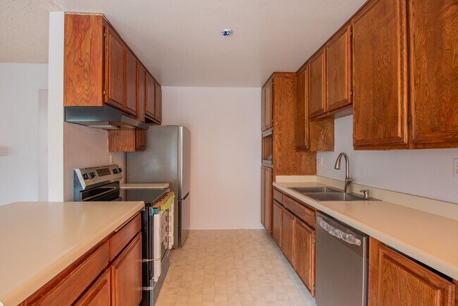 Foto del edificio - 2 Bedroom 2 Bathroom Condo Available For Rent In Collwood Meadows!