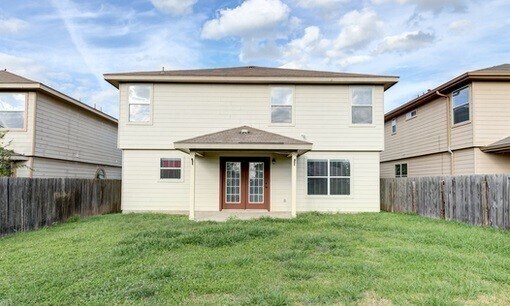 Building Photo - 4 bedroom / 2.5 bathroom.  Over 2500 sq ft...