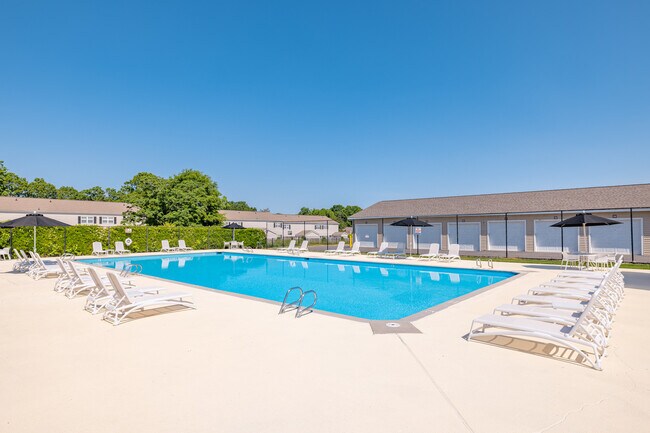 Vista de la piscina en Trails End Apartments en Burlington, NC - Trails End Apartments