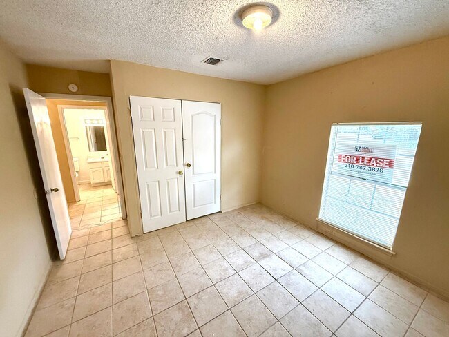 Building Photo - **APPLICATION RECEIVED** Available Now! Spacious 3 Bedroom / 2 Bath Home Near Randolph AFB!